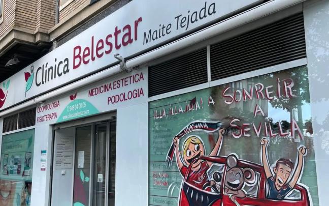 Escaparate del Ensanche de Pamplona decorado con motivos rojillos de cara a la final de Copa. Foto: Instagram @alainlarreina 