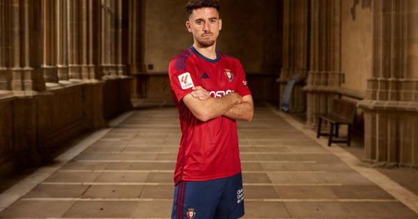 Jugadores de Osasuna con las nuevas equipaciones. Fotos: C.A. Osasuna