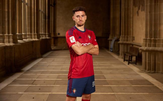 Jugadores de Osasuna con las nuevas equipaciones. Fotos: C.A. Osasuna
