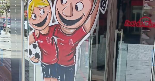 Escaparate del Ensanche de Pamplona decorado con motivos rojillos de cara a la final de Copa. Foto: Instagram @alainlarreina 