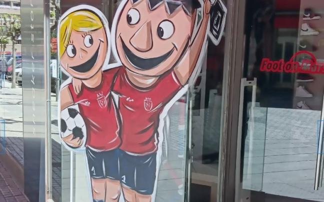 Escaparate del Ensanche de Pamplona decorado con motivos rojillos de cara a la final de Copa. Foto: Instagram @alainlarreina 