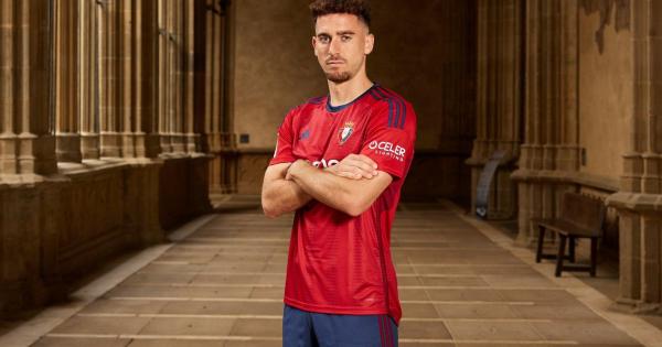 Jugadores de Osasuna con las nuevas equipaciones. Fotos: C.A. Osasuna