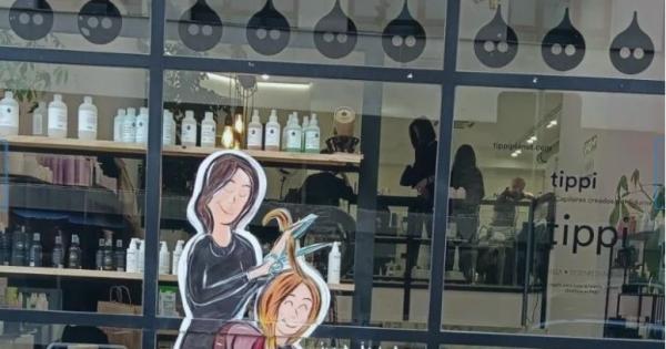 Escaparate del Ensanche de Pamplona decorado con motivos rojillos de cara a la final de Copa. Foto: Instagram @alainlarreina 