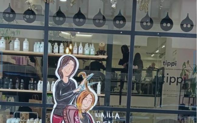 Escaparate del Ensanche de Pamplona decorado con motivos rojillos de cara a la final de Copa. Foto: Instagram @alainlarreina 