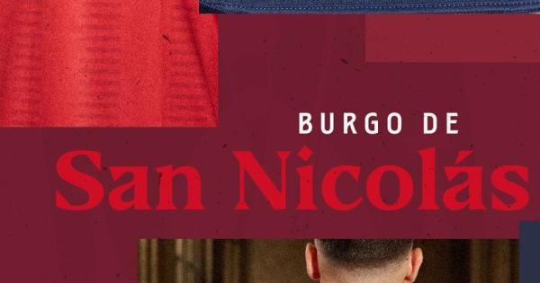 Jugadores de Osasuna con las nuevas equipaciones. Fotos: C.A. Osasuna