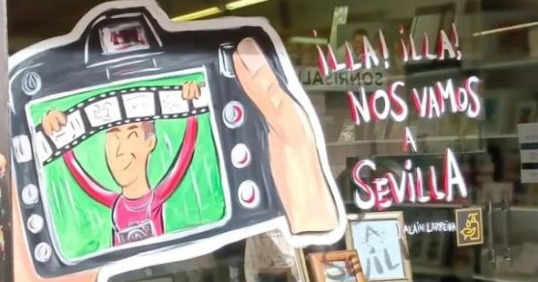 Escaparate del Ensanche de Pamplona decorado con motivos rojillos de cara a la final de Copa. Foto: Instagram @alainlarreina 