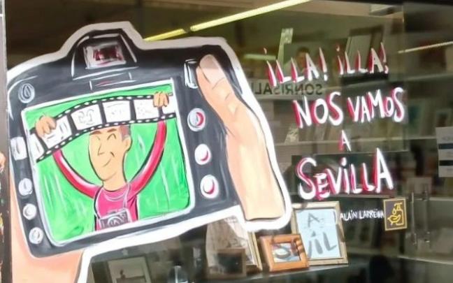 Escaparate del Ensanche de Pamplona decorado con motivos rojillos de cara a la final de Copa. Foto: Instagram @alainlarreina 