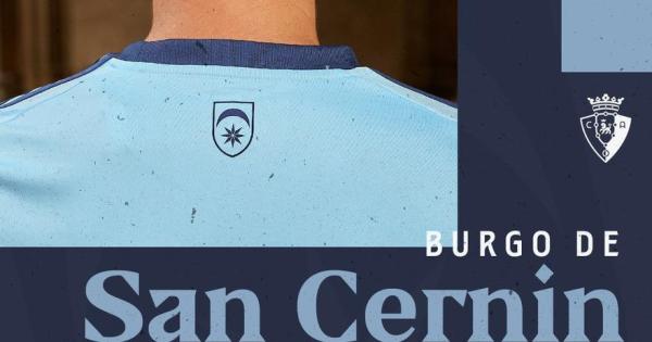 Jugadores de Osasuna con las nuevas equipaciones. Fotos: C.A. Osasuna