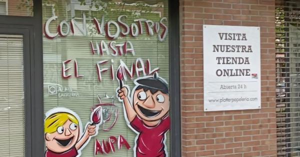 Escaparate del Ensanche de Pamplona decorado con motivos rojillos de cara a la final de Copa. Foto: Instagram @alainlarreina 