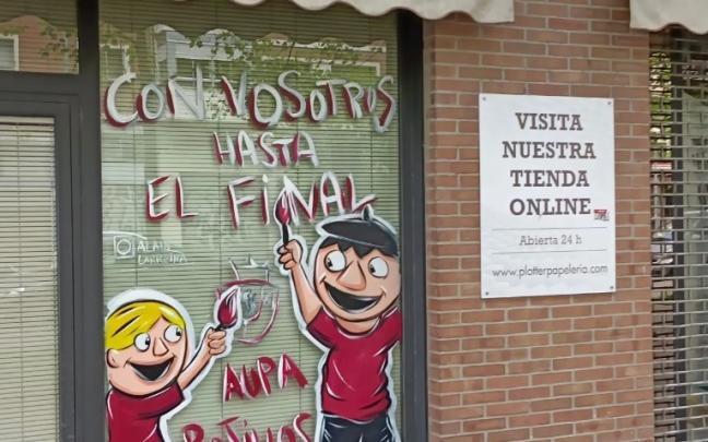 Escaparate del Ensanche de Pamplona decorado con motivos rojillos de cara a la final de Copa. Foto: Instagram @alainlarreina 