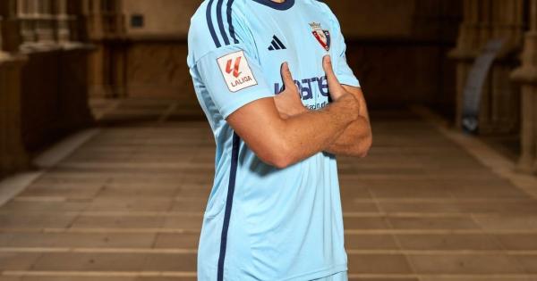 Jugadores de Osasuna con las nuevas equipaciones. Fotos: C.A. Osasuna