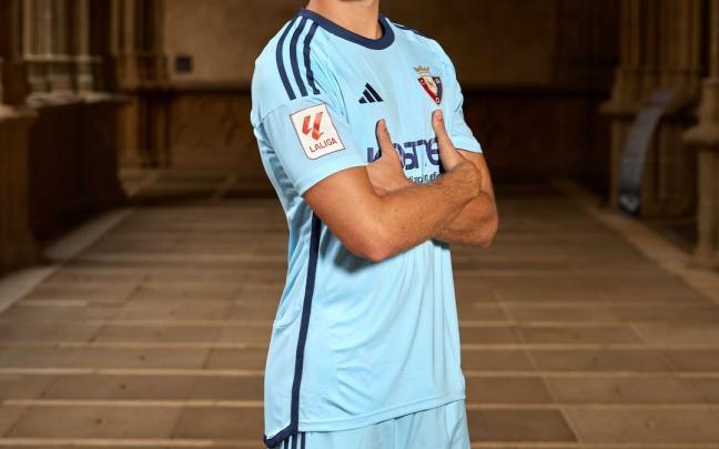 Jugadores de Osasuna con las nuevas equipaciones. Fotos: C.A. Osasuna