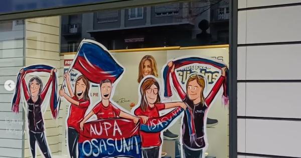 Escaparate del Ensanche de Pamplona decorado con motivos rojillos de cara a la final de Copa. Foto: Instagram @alainlarreina 