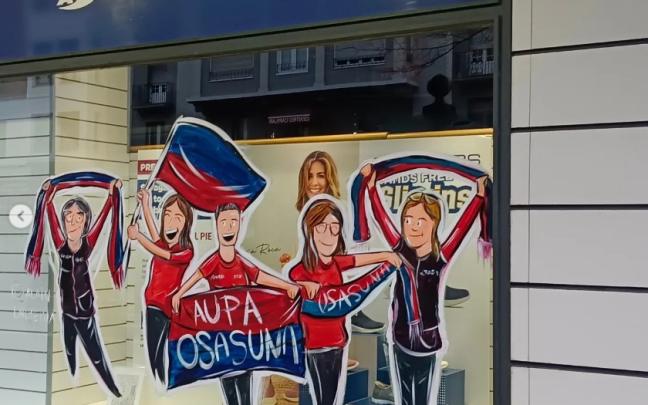 Escaparate del Ensanche de Pamplona decorado con motivos rojillos de cara a la final de Copa. Foto: Instagram @alainlarreina 