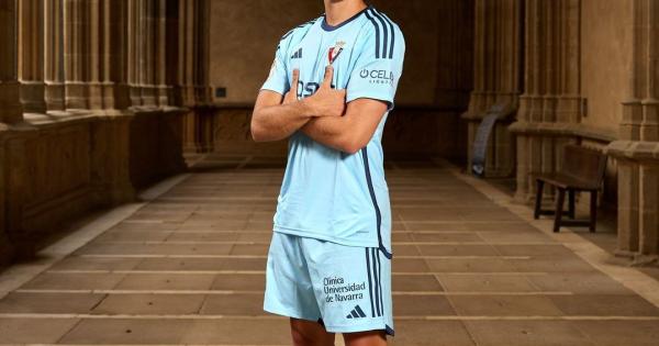 Jugadores de Osasuna con las nuevas equipaciones. Fotos: C.A. Osasuna