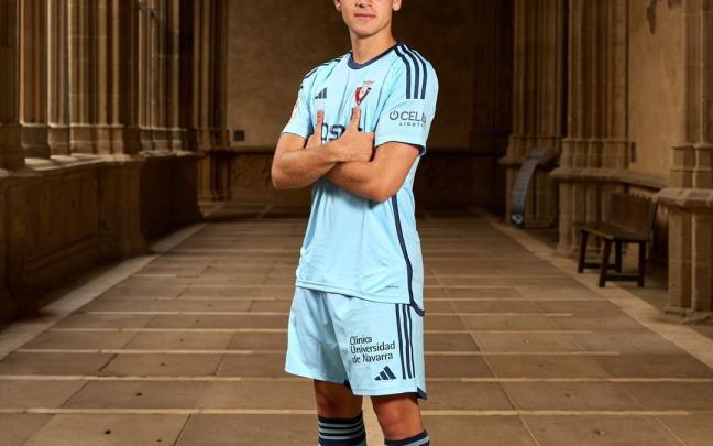 Jugadores de Osasuna con las nuevas equipaciones. Fotos: C.A. Osasuna