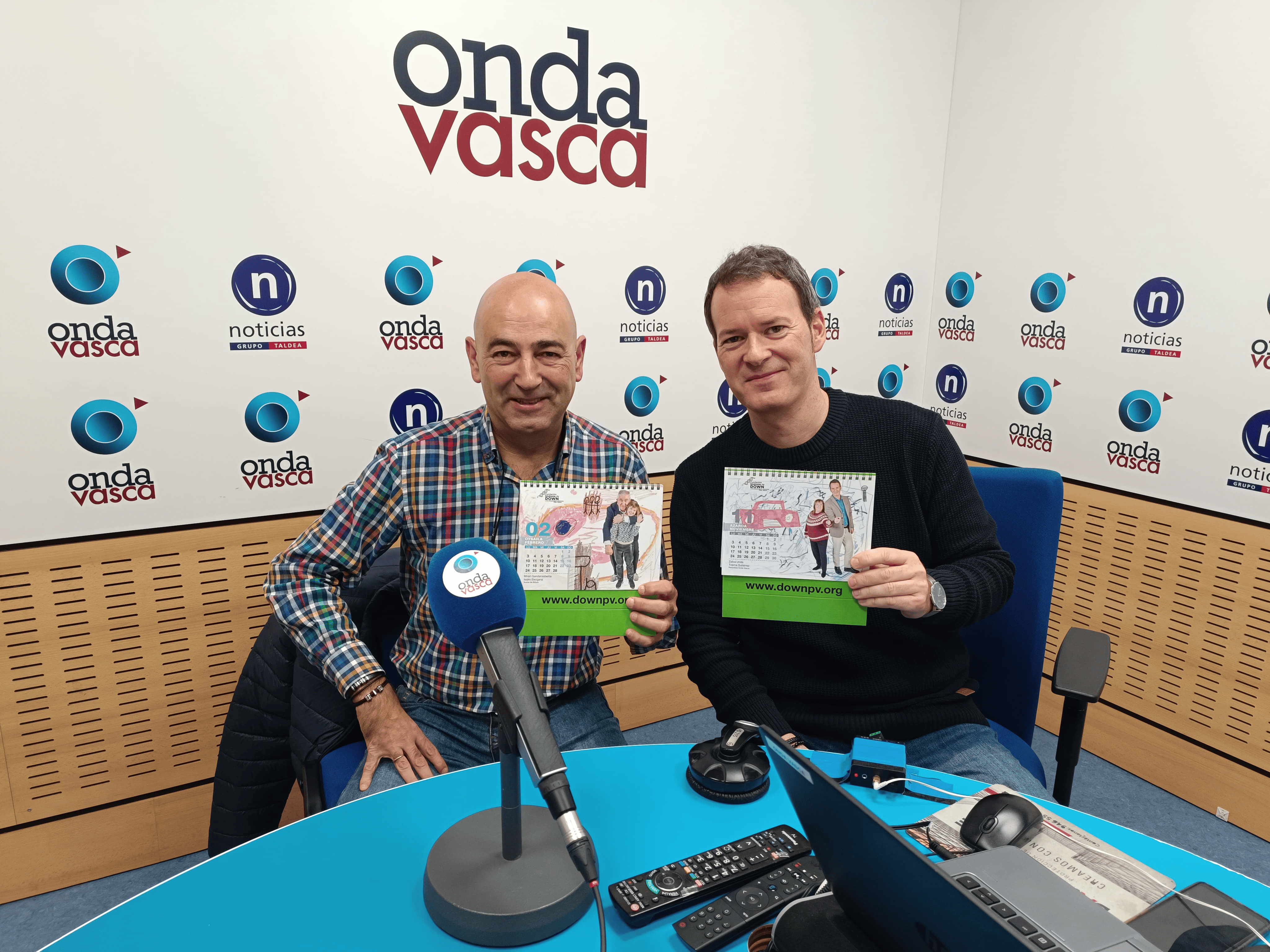 Oscar Seoane, gerente de la Fundación Síndrome de Down con Txema Gutiérrez en los estudios de ONDA VASCA