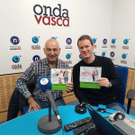Oscar Seoane, gerente de la Fundación Síndrome de Down con Txema Gutiérrez en los estudios de ONDA VASCA