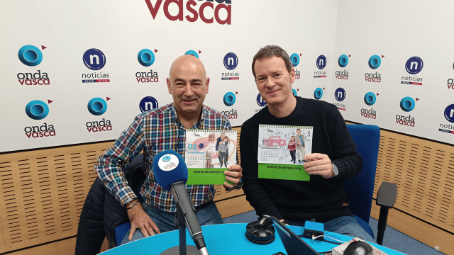 Oscar Seoane, gerente de la Fundación Síndrome de Down con Txema Gutiérrez en los estudios de ONDA VASCA