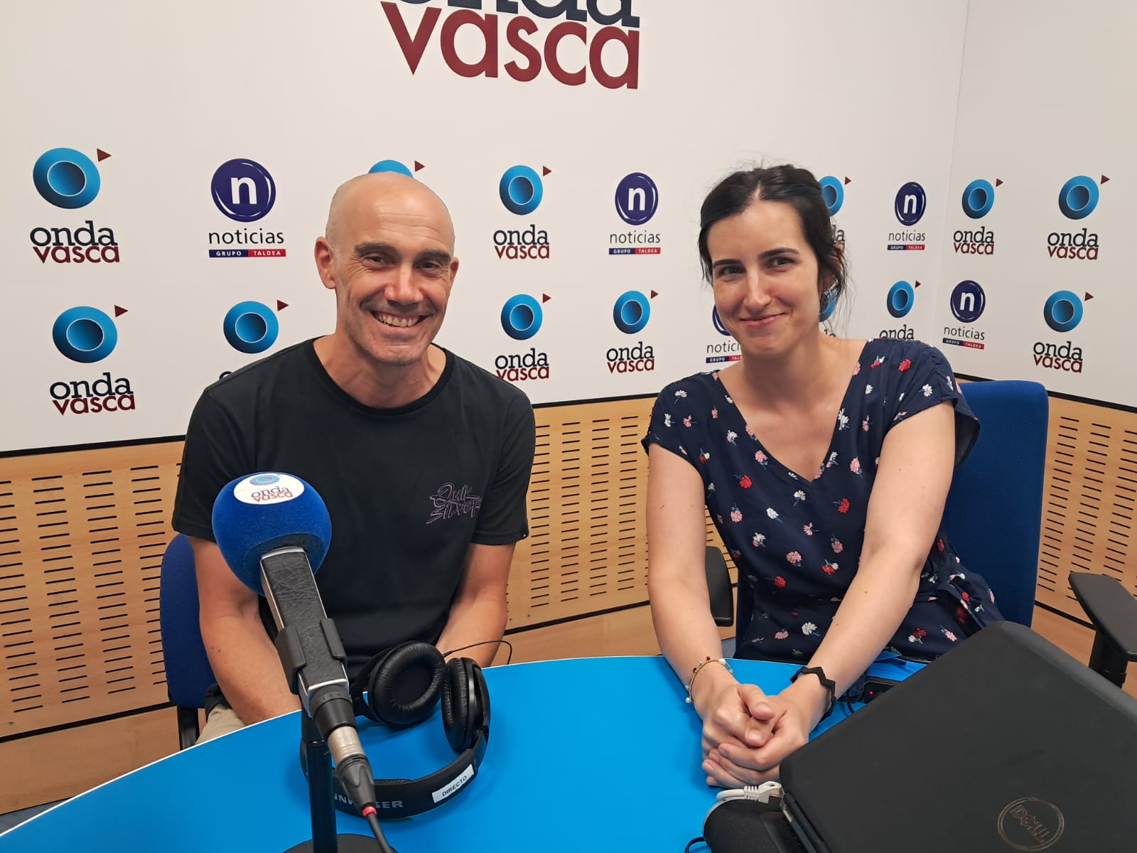 Oskar Longo, técnico de la dirección de Juventud y Emancipación del Gobierno vasco con Iranzu Calvo en los ESTUDIOS DE ONDA VASCA