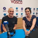 Oskar Longo, técnico de la dirección de Juventud y Emancipación del Gobierno vasco con Iranzu Calvo en los ESTUDIOS DE ONDA VASCA