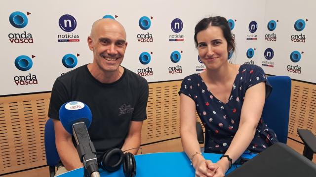 Oskar Longo, técnico de la dirección de Juventud y Emancipación del Gobierno vasco con Iranzu Calvo en los ESTUDIOS DE ONDA VASCA