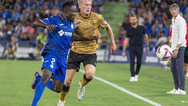 Oskarsson y Djené pelean por un balón la temporada pasada. LALIGA