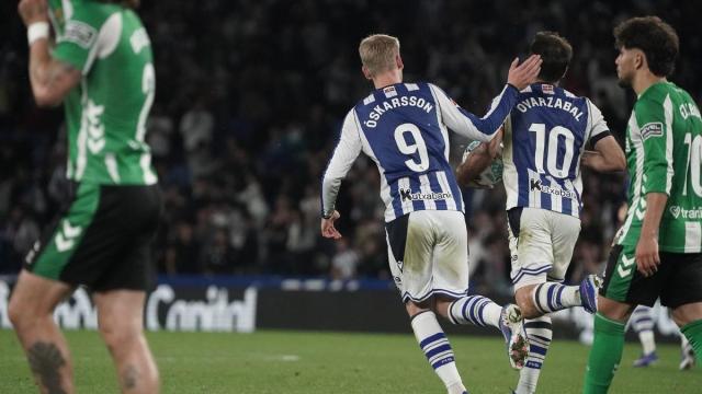 Oskarsson y Oyarzabal celebran un gol ante el Betis de la pasada temporada. RUBEN PLAZA