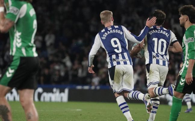 Oskarsson y Oyarzabal celebran un gol ante el Betis de la pasada temporada. RUBEN PLAZA