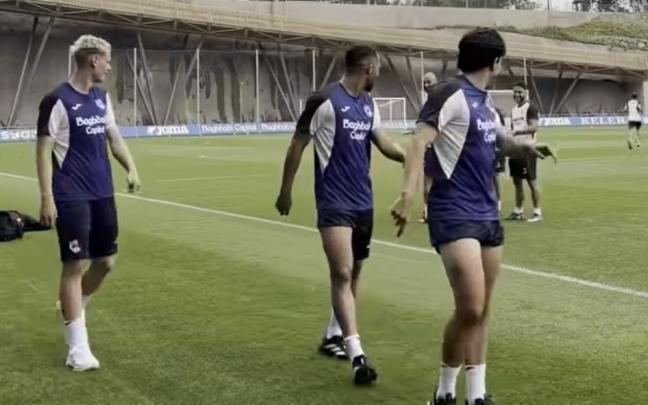 Oskarsson, Yangel y Aramburu sobre el césped de Zubieta. REAL SOCIEDAD