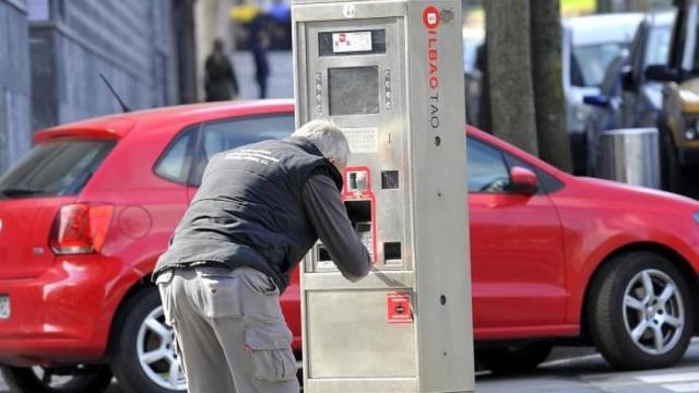 Un hombre sacar el ticket de la OTA en una imagen de archivo | Oskar González, Deia