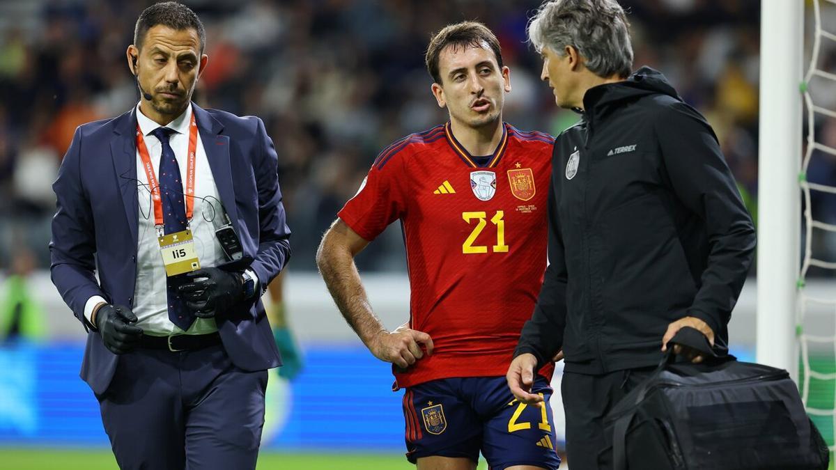 Mikel Oyarzabal se retira del Chipre-España mientras conversa con el doctor de la selección. / CHARA SAVVIDES