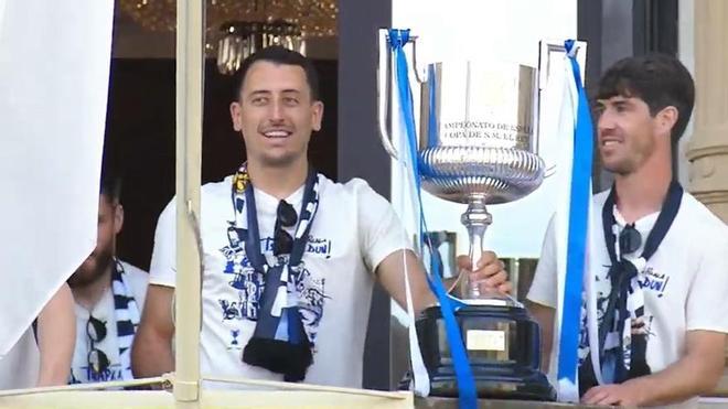 Oyarzabal y Aritz muestran la Copa a los aficionados. N.G.