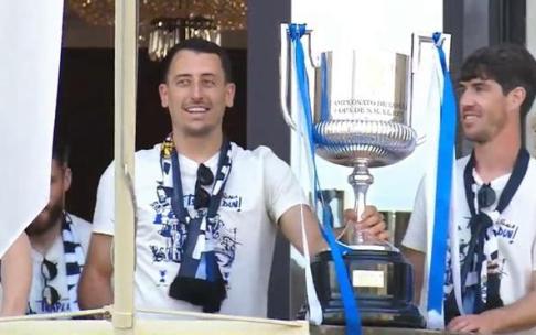 Oyarzabal y Aritz muestran la Copa a los aficionados. N.G.