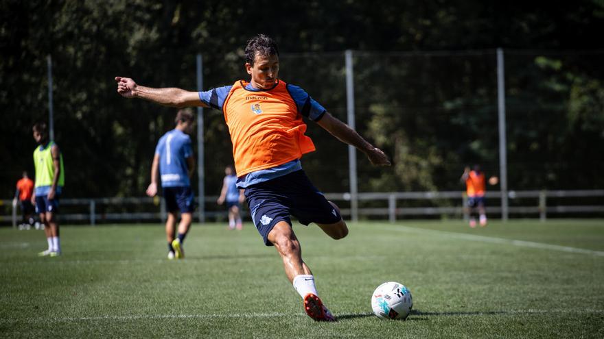 Oyarzabal, en un ejercicio del entrenamiento de ayer jueves en Zubieta. REAL SOCIEDAD