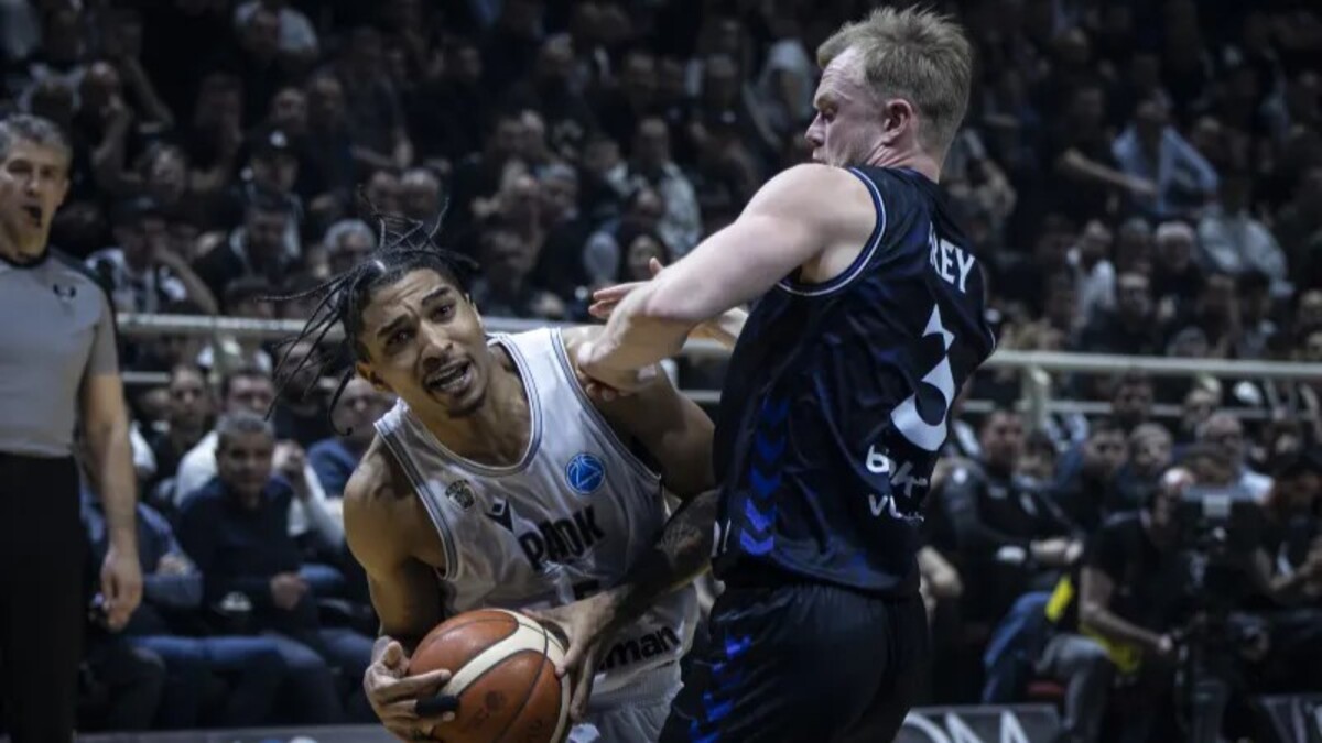 Harald Frey intenta desactivar un ataque griego durante el choque de ida. / FIBA EUROPE CUP