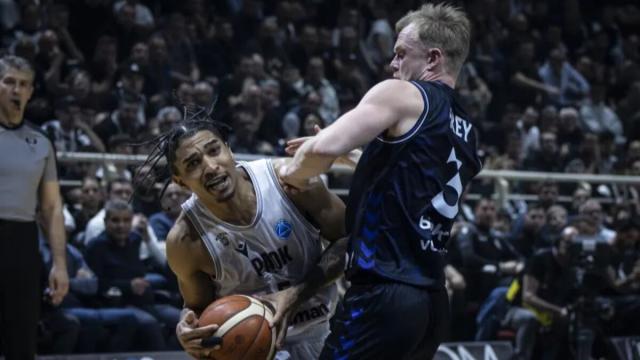 Harald Frey intenta desactivar un ataque griego durante el choque de ida. / FIBA EUROPE CUP