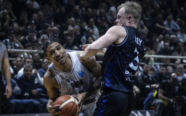Harald Frey intenta desactivar un ataque griego durante el choque de ida. / FIBA EUROPE CUP