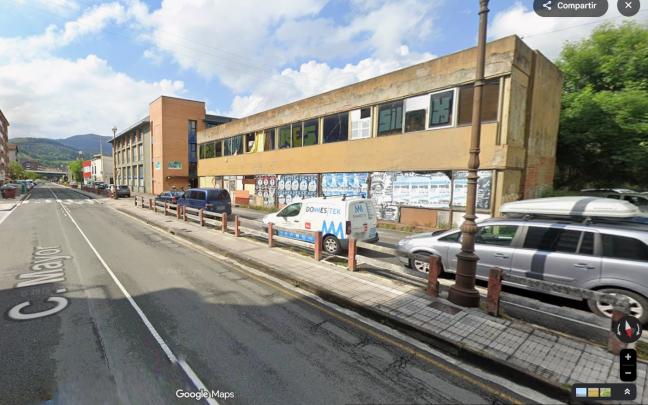 Imagen de uno de los pabellones situados en Kale Nagusia de Lasarte-Oria / Google Maps