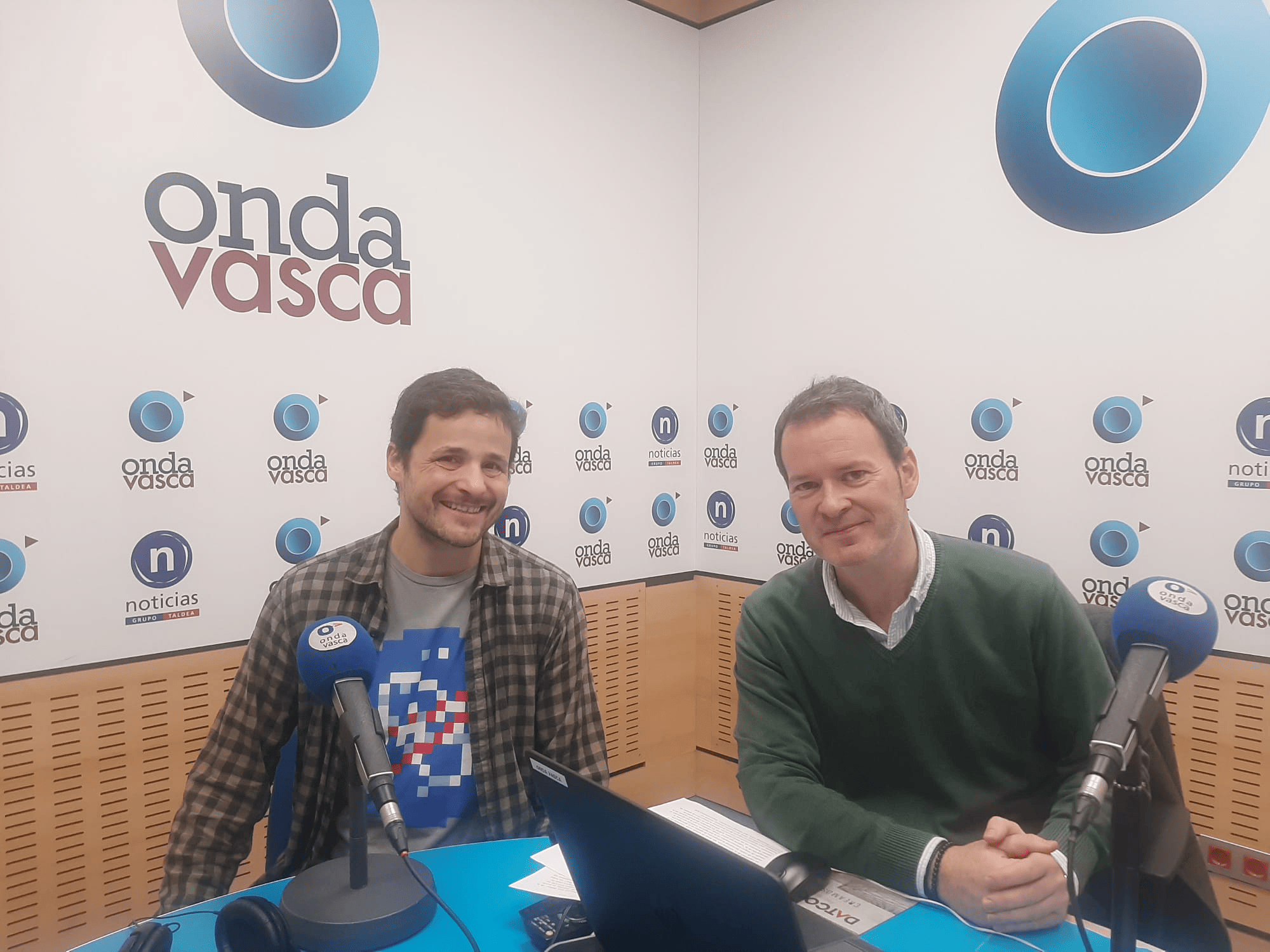 Pablo Garaizar con Txema Gutiérrez en los estudios de ONDA VASCA