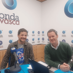 Pablo Garaizar con Txema Gutiérrez en los estudios de ONDA VASCA