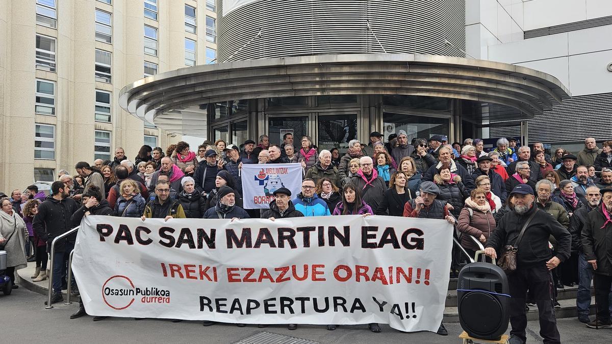 Concentración frente al ambulatorio de Olaguibel para exigir la reapertura inmediata del PAC de San Martín. Cedida