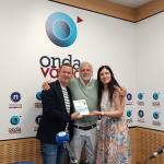 Paco Arango, presidente de la Fundación Aladina, junto a Txema Gutiérrez e Iranzu Calvo