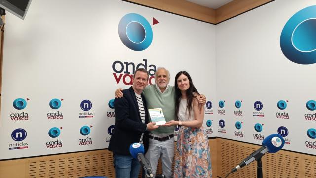 Paco Arango, presidente de la Fundación Aladina, junto a Txema Gutiérrez e Iranzu Calvo