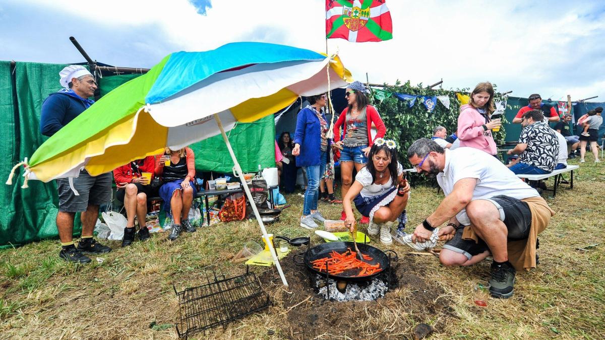 Getxo disfruta de las paellas a pesar de la lluvia. JOSÉ MARI MARTÍNEZ