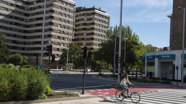 La renovación del pavimento de Pío XII en el cruce con Sancho el Fuerte completa las obras del corredor sostenible ejecutadas el año pasado / Ayuntamiento de Pamplona