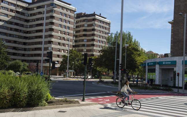 La renovación del pavimento de Pío XII en el cruce con Sancho el Fuerte completa las obras del corredor sostenible ejecutadas el año pasado / Ayuntamiento de Pamplona