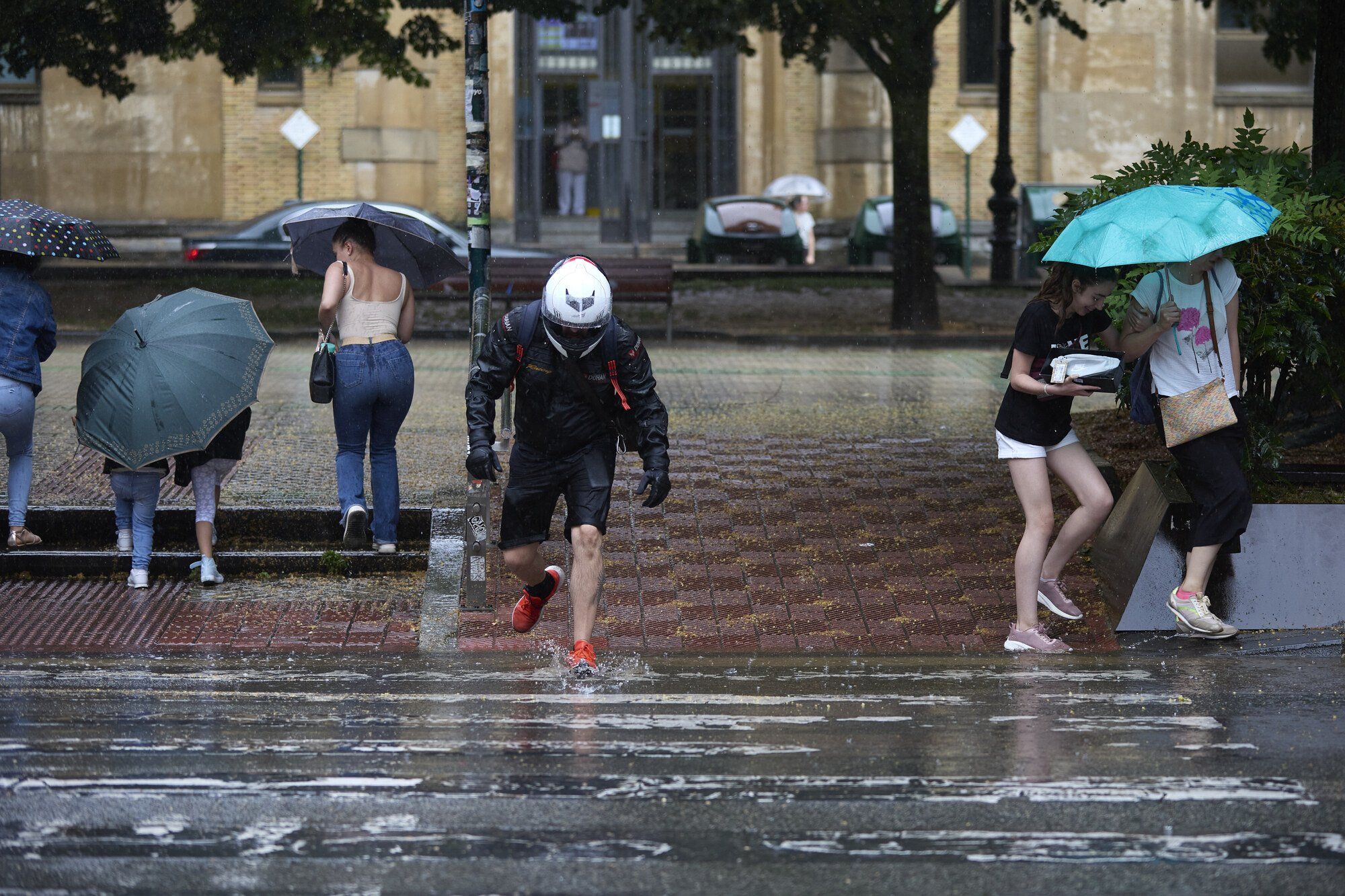Foto de la intensa tormenta en Iruña. Foto: Unai Beroiz