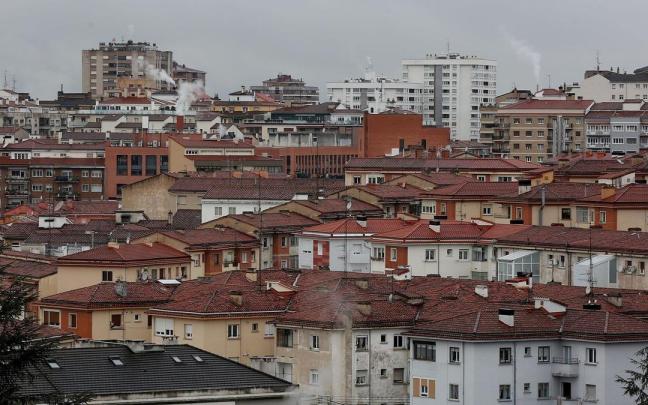 Vista general de edificios de viviendas de La Milagrosa, en primer plano, y Azpilagaña, al fondo. Javier Bergasa