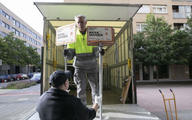 Empleados de Mudanzas Iruña trasladan el material electoral a los centros de votación. Fotos: Ayuntamiento de Pamplona